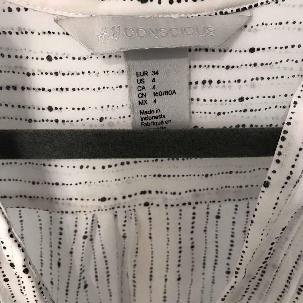 H&M Conscious 🌺 ladies blouse, white with black dots ruffle accents cap sleeves - Picture 2 of 3